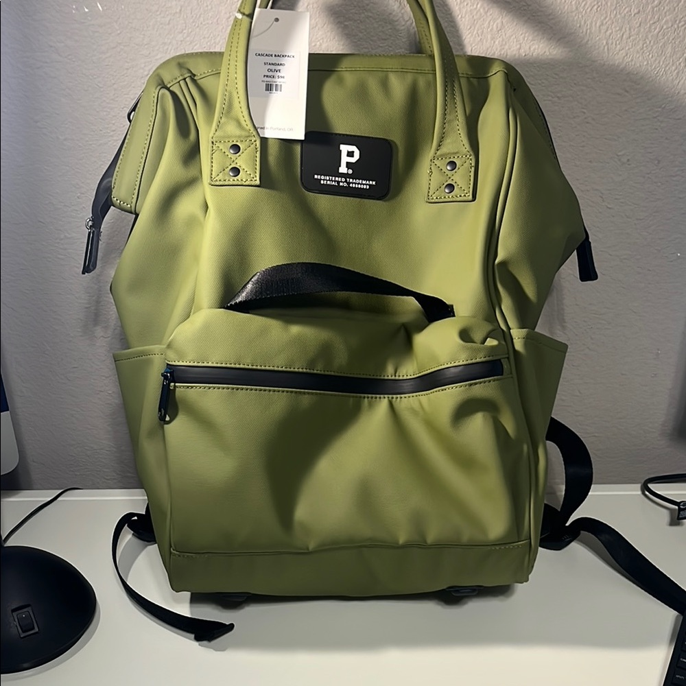 Green Top-Loading Backpack with Modern Design (large cascade)